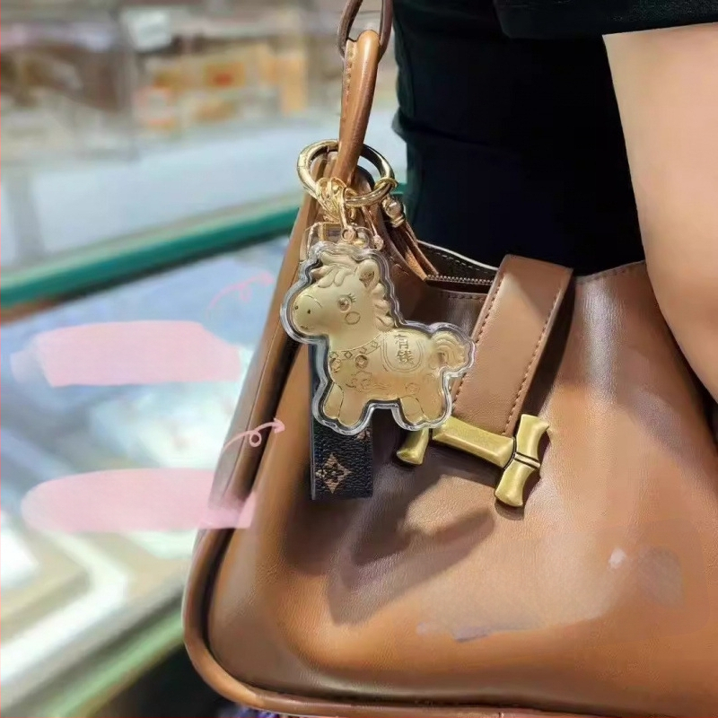 Telefono grandinė su pakabuku ir raktų kilpa – metalas su aukso įdaru, geometrinės formos, šiuolaikiškas minimalistinis stilius, atskira pakuotė