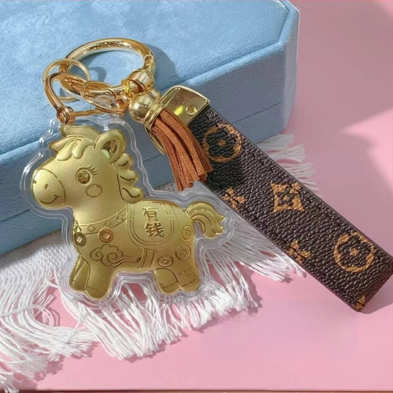 Telefono grandinė su pakabuku ir raktų kilpa – metalas su aukso įdaru, geometrinės formos, šiuolaikiškas minimalistinis stilius, atskira pakuotė