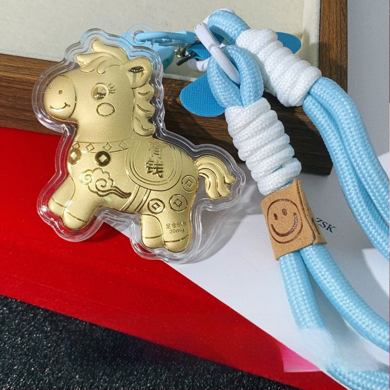 Telefono grandinė su pakabuku ir raktų kilpa – metalas su aukso įdaru, geometrinės formos, šiuolaikiškas minimalistinis stilius, atskira pakuotė