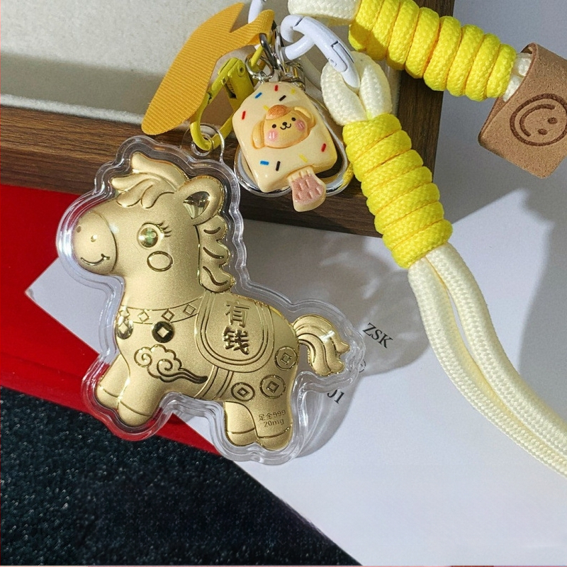 Telefono grandinė su pakabuku ir raktų kilpa – metalas su aukso įdaru, geometrinės formos, šiuolaikiškas minimalistinis stilius, atskira pakuotė