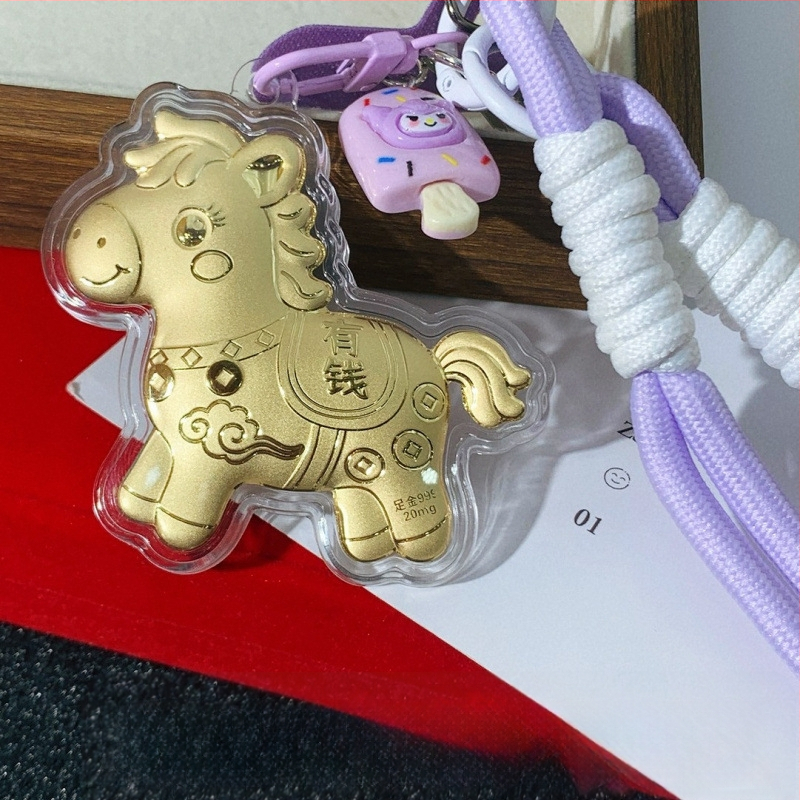 Telefono grandinė su pakabuku ir raktų kilpa – metalas su aukso įdaru, geometrinės formos, šiuolaikiškas minimalistinis stilius, atskira pakuotė