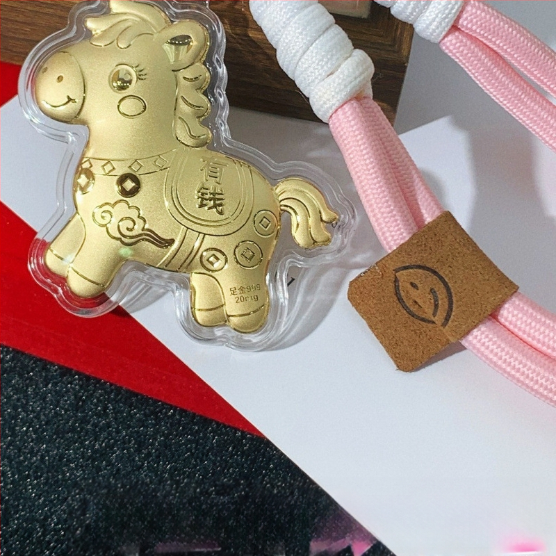 Telefono grandinė su pakabuku ir raktų kilpa – metalas su aukso įdaru, geometrinės formos, šiuolaikiškas minimalistinis stilius, atskira pakuotė