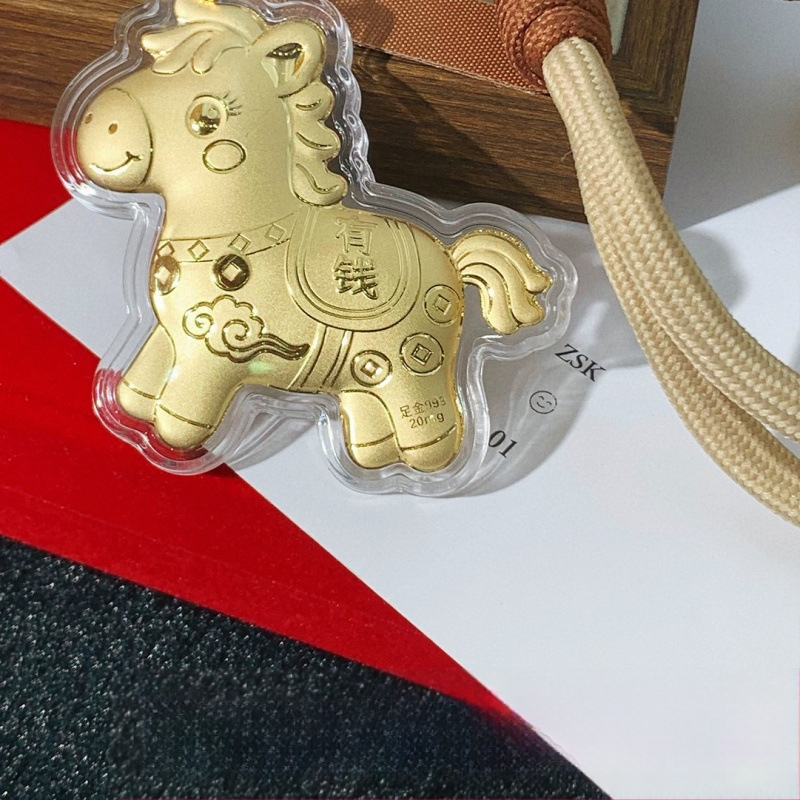 Telefono grandinė su pakabuku ir raktų kilpa – metalas su aukso įdaru, geometrinės formos, šiuolaikiškas minimalistinis stilius, atskira pakuotė