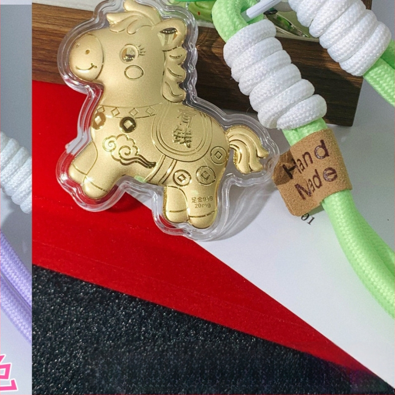 Telefono grandinė su pakabuku ir raktų kilpa – metalas su aukso įdaru, geometrinės formos, šiuolaikiškas minimalistinis stilius, atskira pakuotė