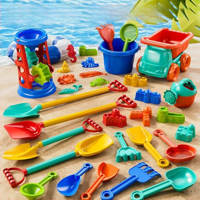 Bērnu pludmales spēļu komplekts ar auto un spēlēm smiltīs un sniegā; plastmasas konstrukcija, vecuma diapazons 4–6 gadi, iekļauts spaiņš un lāpstiņa