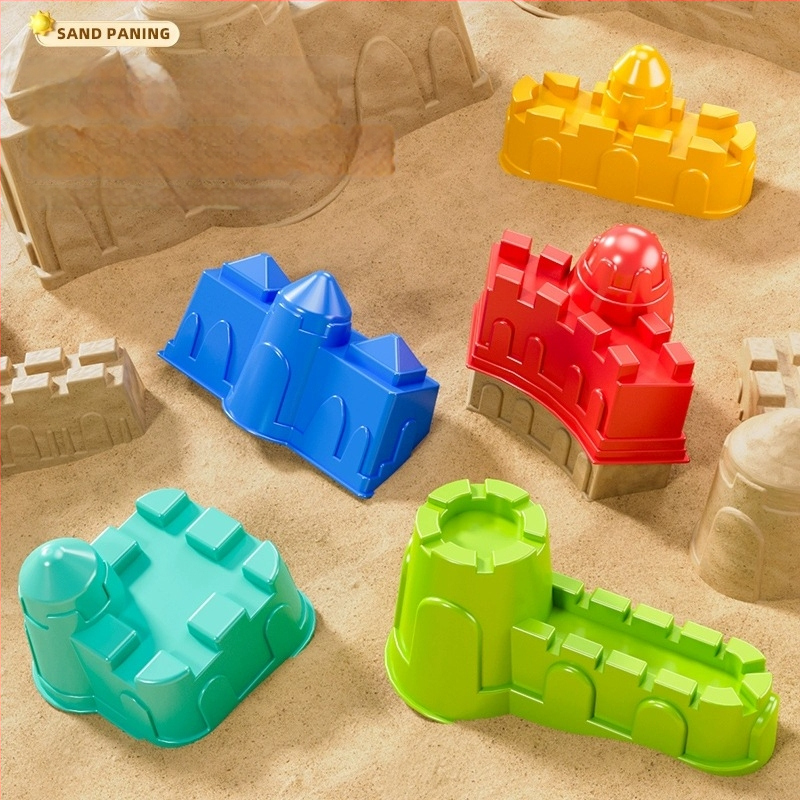 Bērnu pludmales spēļu komplekts ar auto un spēlēm smiltīs un sniegā; plastmasas konstrukcija, vecuma diapazons 4–6 gadi, iekļauts spaiņš un lāpstiņa