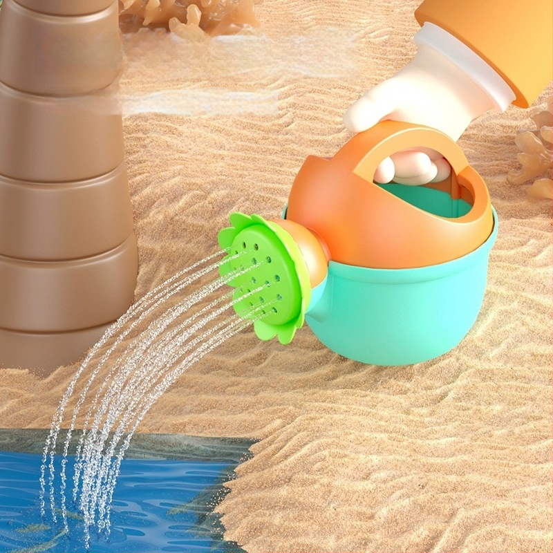 Bērnu pludmales spēļu komplekts ar auto un spēlēm smiltīs un sniegā; plastmasas konstrukcija, vecuma diapazons 4–6 gadi, iekļauts spaiņš un lāpstiņa