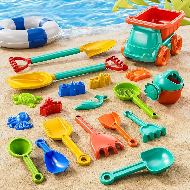 Bērnu pludmales spēļu komplekts ar auto un spēlēm smiltīs un sniegā; plastmasas konstrukcija, vecuma diapazons 4–6 gadi, iekļauts spaiņš un lāpstiņa