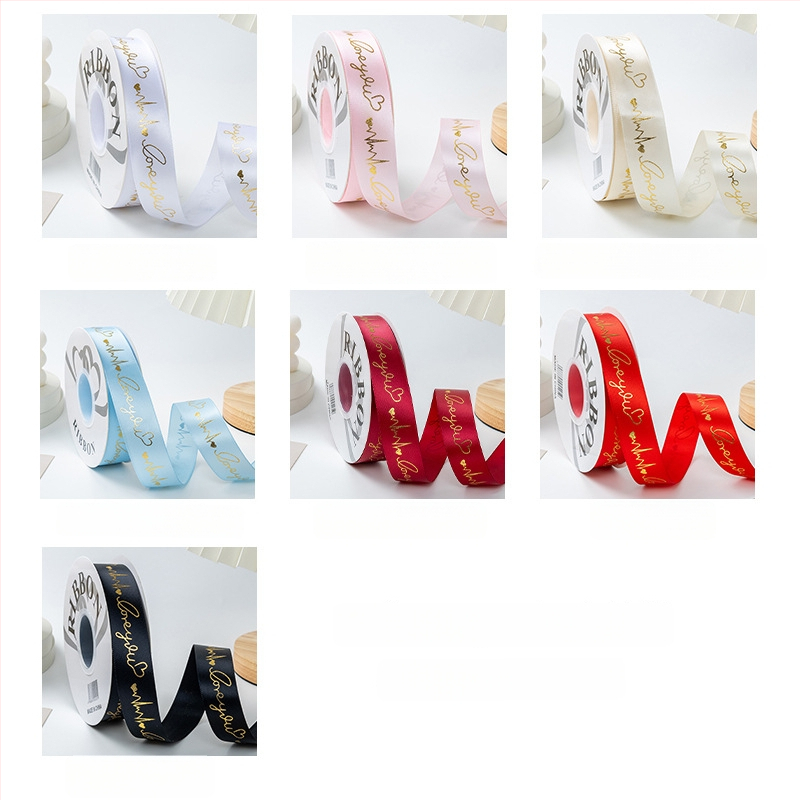 Satīna lente ar sirds motīvu un karstās drukas detaļām, piemērota dāvanu iesaiņošanai, ziedu kārtošanai un kūku dekorēšanai