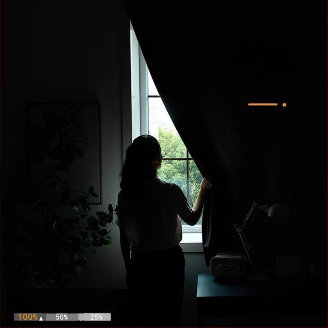 Fono užuolaida gyvenamajam kambariui – padengtas audinys, Velcro fonas, visiškas užtamsinimas (>90%), šiuolaikiškas minimalistinis stilius, surinkta gamyba; tinka svetainei, miegamajam, studijai