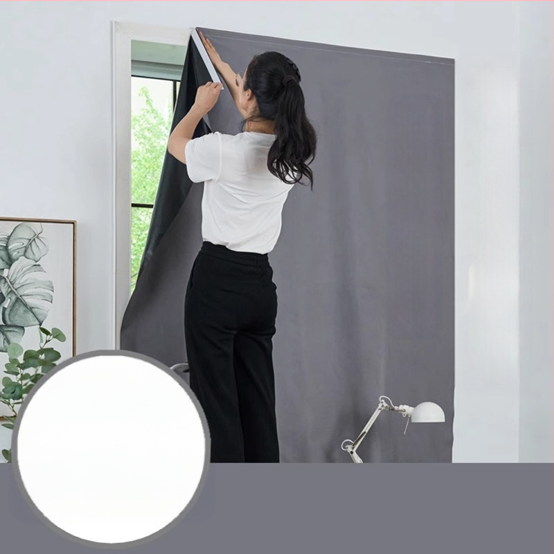 Fono užuolaida gyvenamajam kambariui – padengtas audinys, Velcro fonas, visiškas užtamsinimas (>90%), šiuolaikiškas minimalistinis stilius, surinkta gamyba; tinka svetainei, miegamajam, studijai