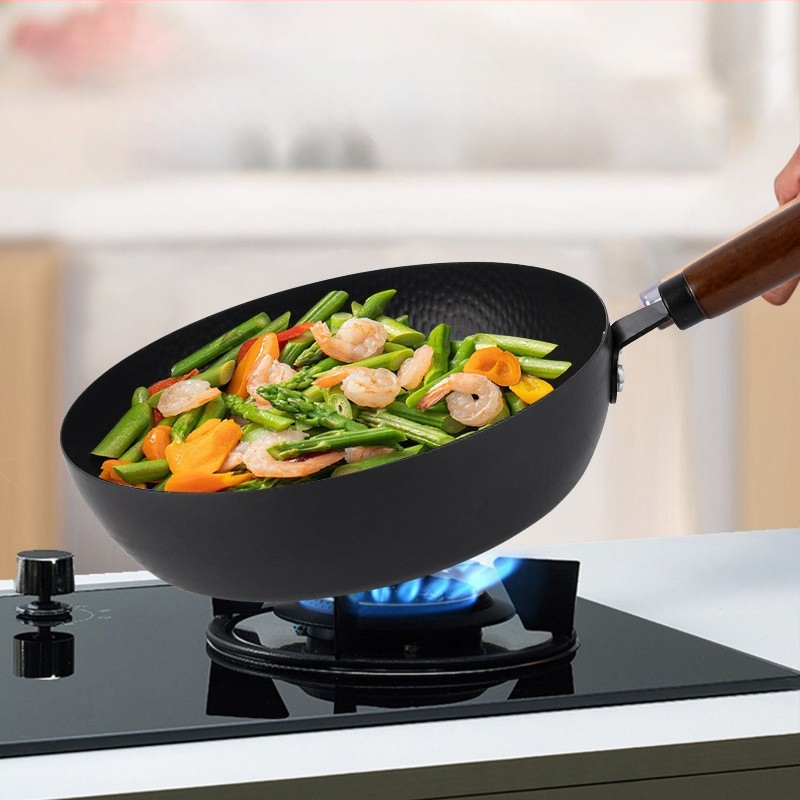 Japonų stiliaus plieninė keptuvė su žuvų žvynelių raštu, be dangos, nelipni, 1,4 kg, tinkama indukcijai ir dujinai viryklei.