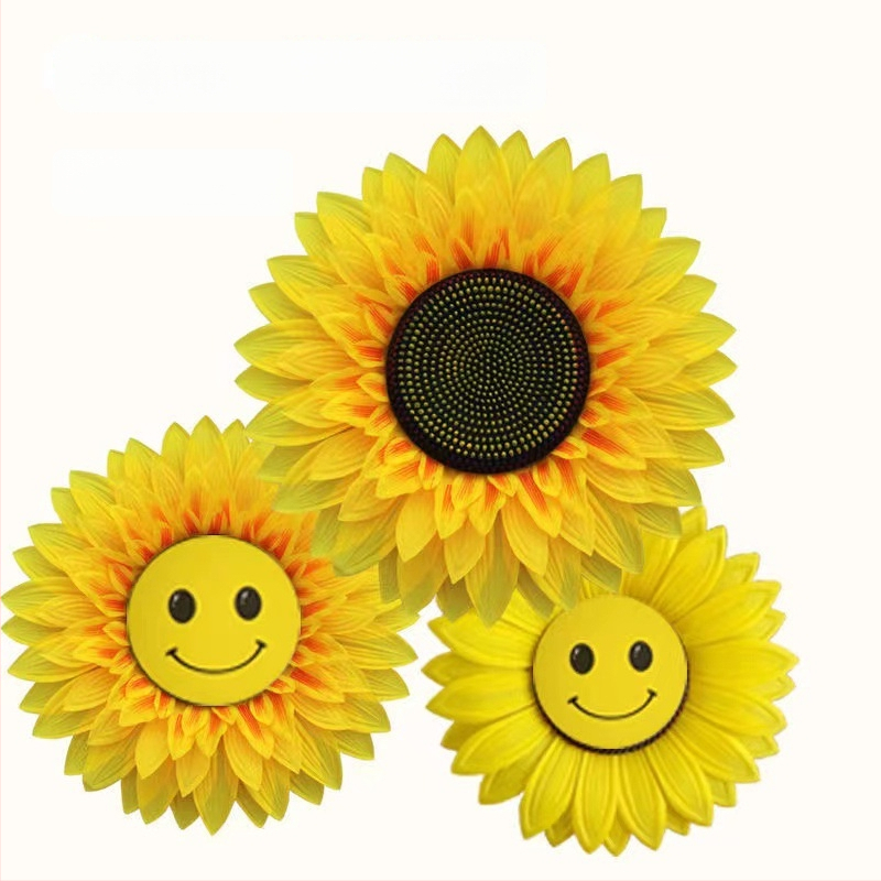 Rankoje laikomas saulėgrąžų šokių rekvizitas — šilkinė gėlė, saulėgrąžų veislė; vestuvėms, lauko renginiams, fotografijos rekvizitams, namų dekorui