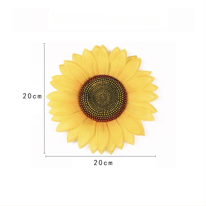 Rankoje laikomas saulėgrąžų šokių rekvizitas — šilkinė gėlė, saulėgrąžų veislė; vestuvėms, lauko renginiams, fotografijos rekvizitams, namų dekorui