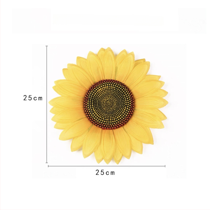 Rankoje laikomas saulėgrąžų šokių rekvizitas — šilkinė gėlė, saulėgrąžų veislė; vestuvėms, lauko renginiams, fotografijos rekvizitams, namų dekorui