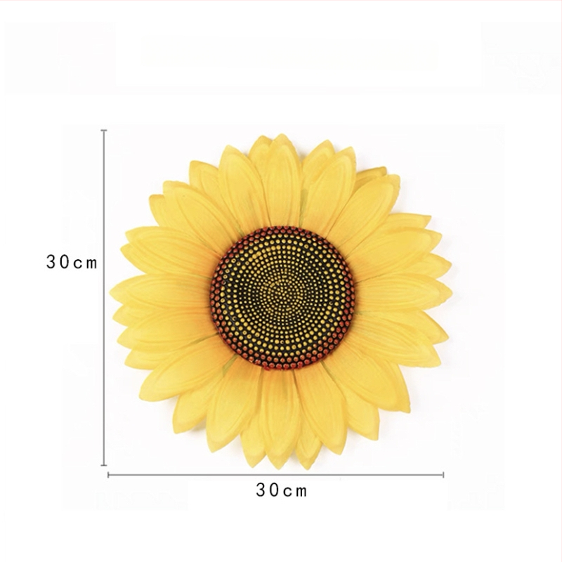 Rankoje laikomas saulėgrąžų šokių rekvizitas — šilkinė gėlė, saulėgrąžų veislė; vestuvėms, lauko renginiams, fotografijos rekvizitams, namų dekorui