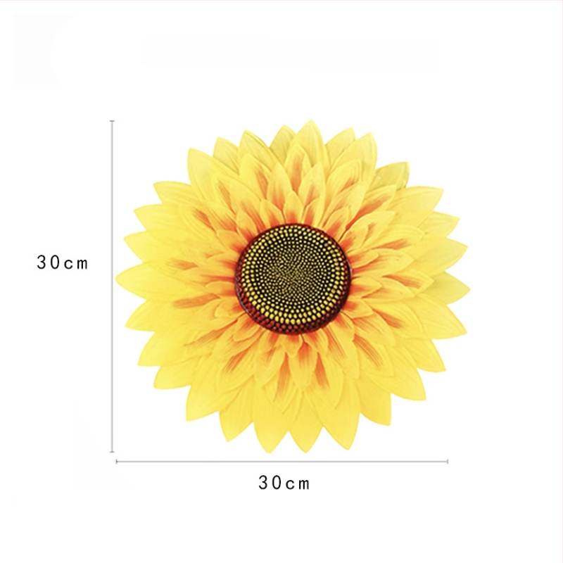 Rankoje laikomas saulėgrąžų šokių rekvizitas — šilkinė gėlė, saulėgrąžų veislė; vestuvėms, lauko renginiams, fotografijos rekvizitams, namų dekorui