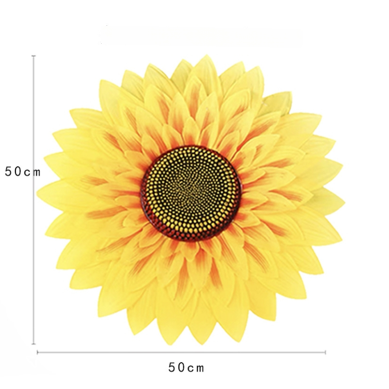 Rankoje laikomas saulėgrąžų šokių rekvizitas — šilkinė gėlė, saulėgrąžų veislė; vestuvėms, lauko renginiams, fotografijos rekvizitams, namų dekorui