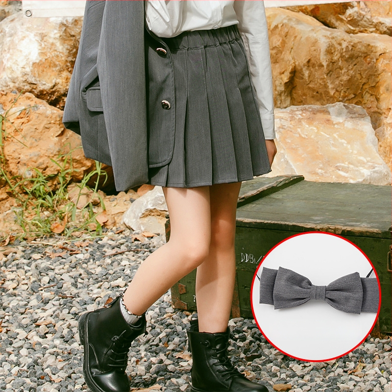 Meitenēm paredzēts īss jaka no kokvilnas maisījuma ar reveru, vienrindu pogu aizdari, vienkrāsains, garas piedurknes, piemērots vecumā no 8 gadiem (augstums >140 cm), skolas stils.