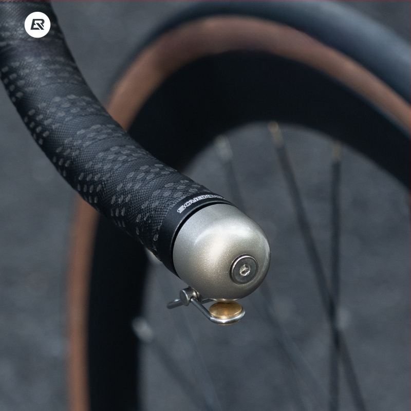 Maanteejalgratta juhtraua helin koos kõverdatud pistikuga, ROCKBROS, vasksegust kate + alumiiniumpõhi + plastik pistik, unisex