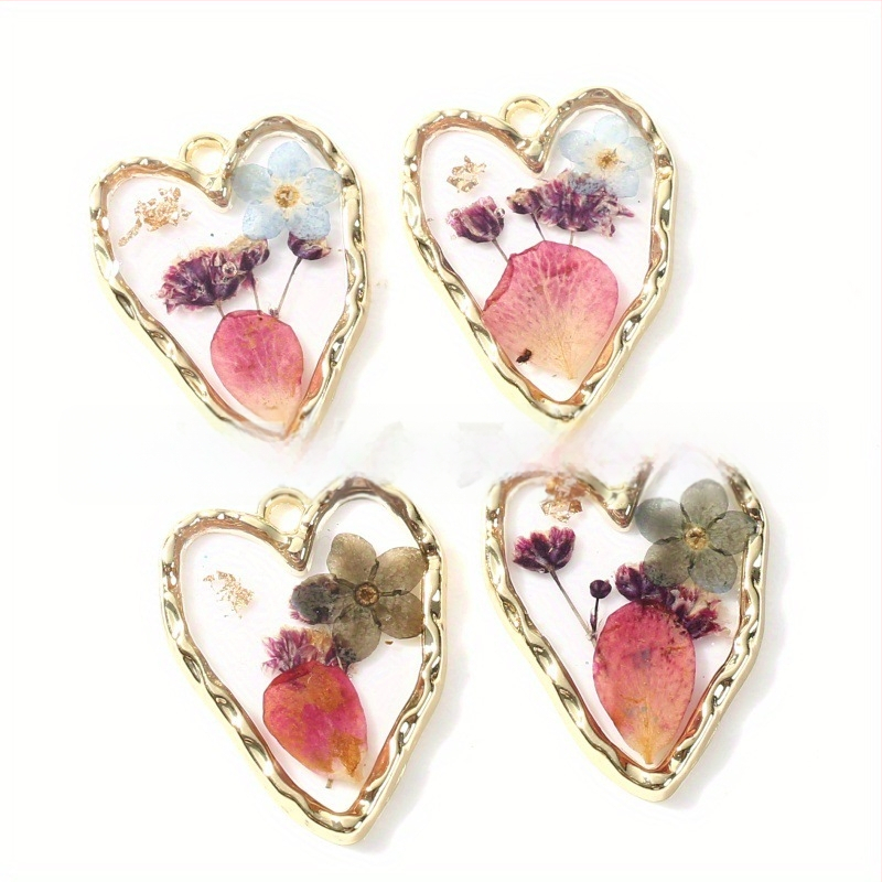 Širdies formos pakabukas iš epoksidinės dervos, rankų darbo, su džiovintais forget-me-not žiedais, natūralus stilius, įprasta grandinė