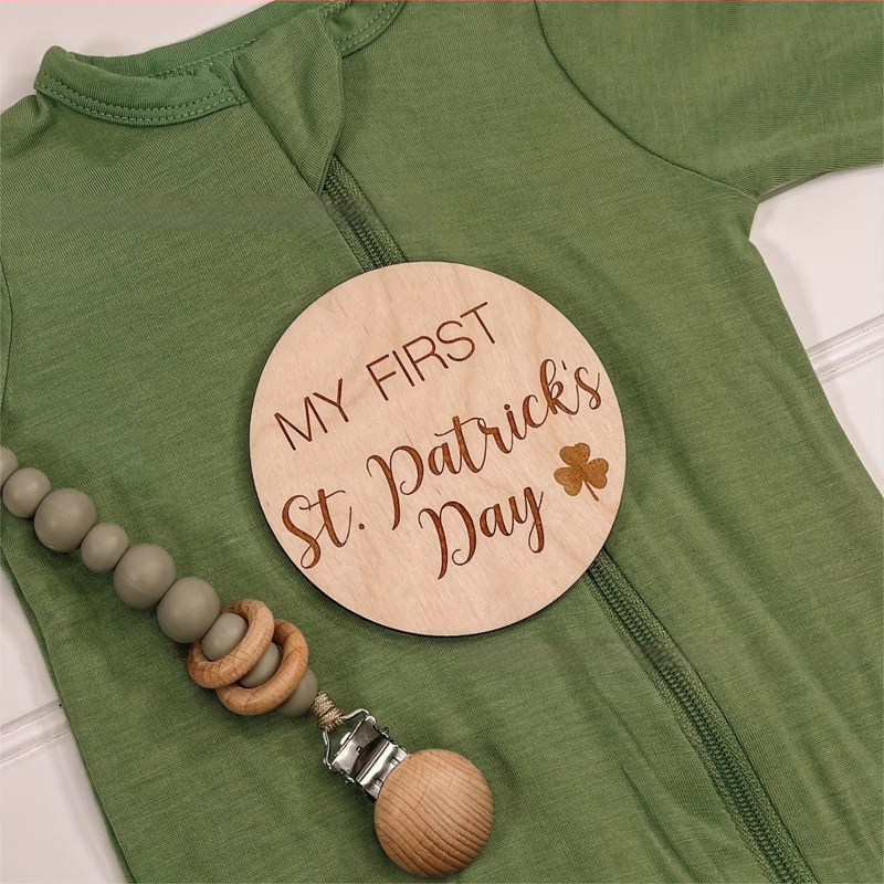 Medinė kūdikio raidos žymė rekvizitas fotografavimui, iš boxwood, šiuolaikinis stilius