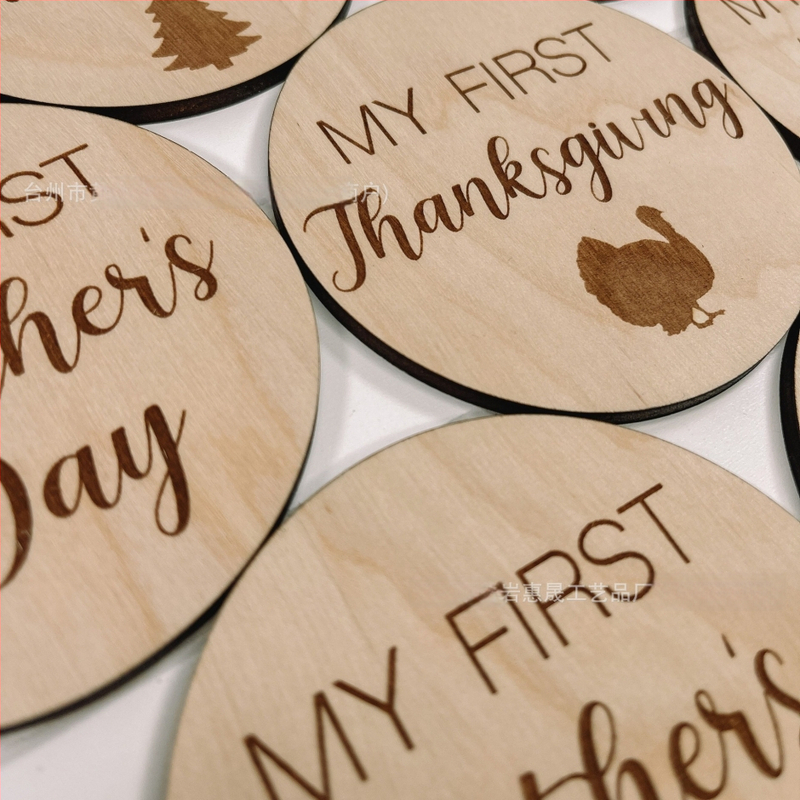 Medinė kūdikio raidos žymė rekvizitas fotografavimui, iš boxwood, šiuolaikinis stilius