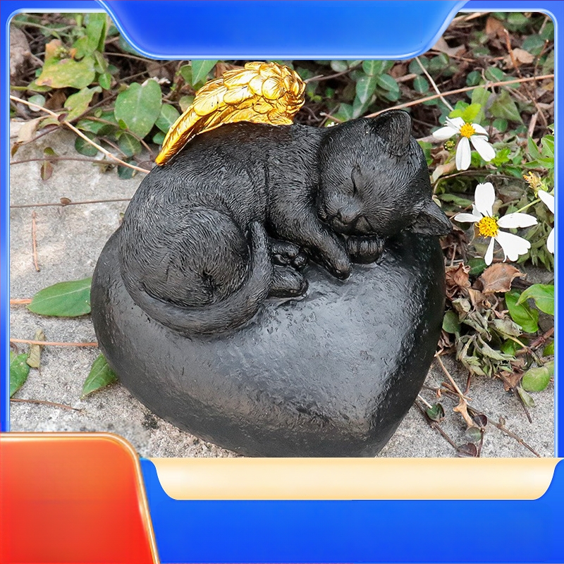 Gyvūnėlio atminimo urna iš sintetinės dervos, lazeriu išgraviruota širdis ir katės sparnų motyvas, kiemo dekoratyvinė detalė