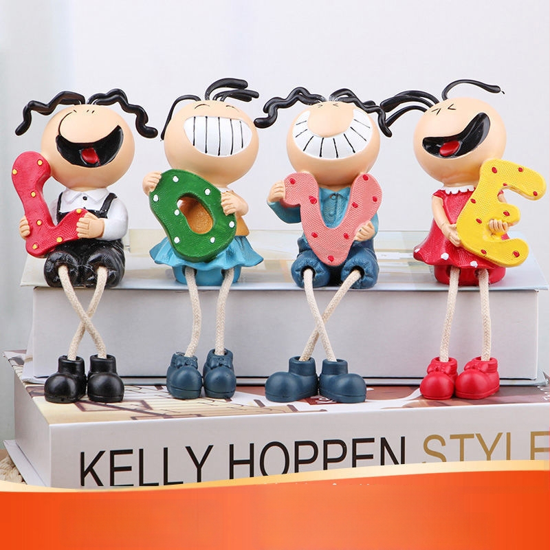 Dervos karikatūrinė pakabinama lėlė kaip dekoras, graviruotas dizainas, tinkama verslo dovana