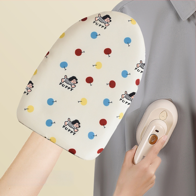 Rankinė lyginimo lenta su pagalvėle – ABS plokštė, medvilninė pagalvėlė, aukštos temperatūros atsparus užvalkalas, pirštinės nuo nudegimų