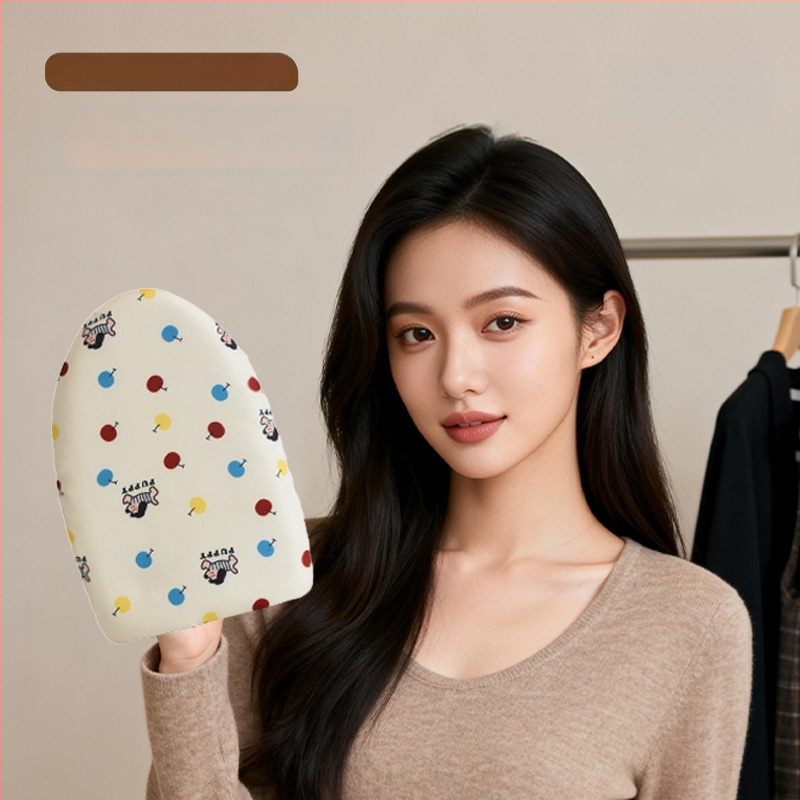 Rankinė lyginimo lenta su pagalvėle – ABS plokštė, medvilninė pagalvėlė, aukštos temperatūros atsparus užvalkalas, pirštinės nuo nudegimų