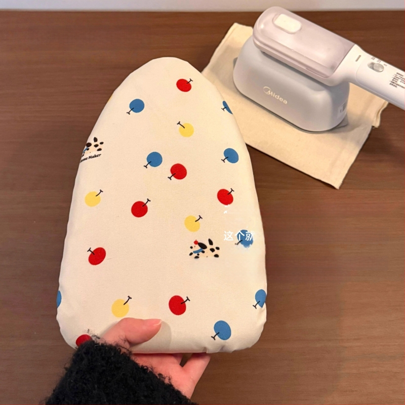 Rankinė lyginimo lenta su pagalvėle – ABS plokštė, medvilninė pagalvėlė, aukštos temperatūros atsparus užvalkalas, pirštinės nuo nudegimų