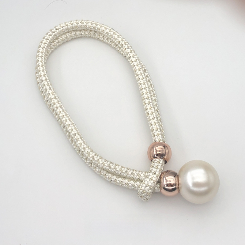 Audinių užuolaidų raišteliai su perlų akcentais, reguliuojami surišimo dirželiai, lengvas prabangos stilius