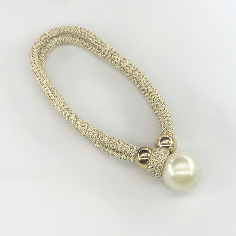 Audinių užuolaidų raišteliai su perlų akcentais, reguliuojami surišimo dirželiai, lengvas prabangos stilius