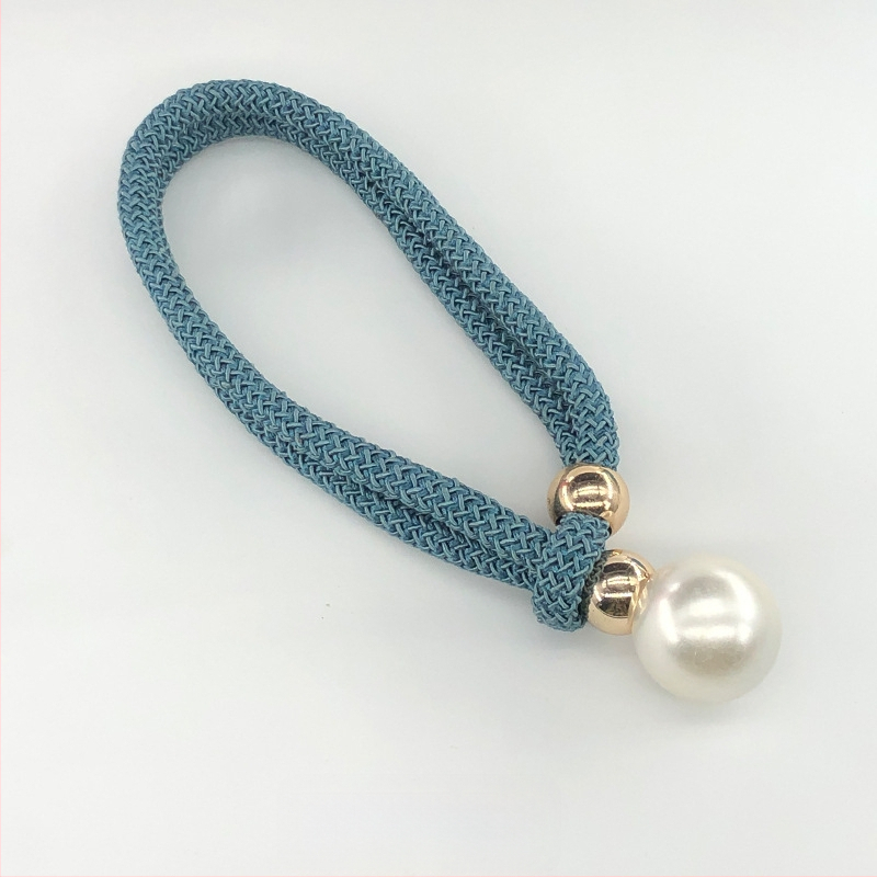 Audinių užuolaidų raišteliai su perlų akcentais, reguliuojami surišimo dirželiai, lengvas prabangos stilius