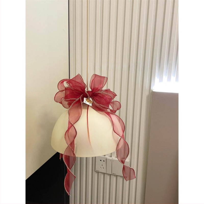 Užuolaidų kilpelės su šilko gėlių lanku – universalus stilius