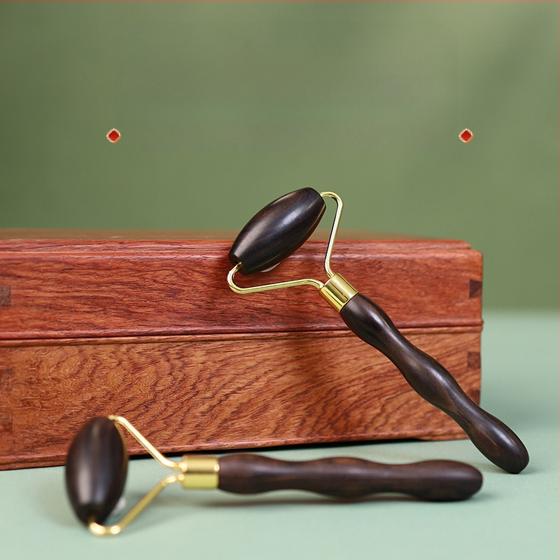 Puidust näomassaažirull – käsitsi näomassaaži tööriist, naha pingutamiseks; materjal: kõva puit; ilma elektrita