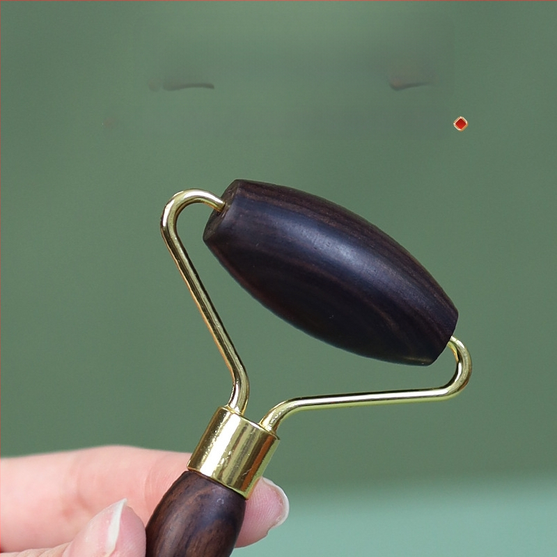 Puidust näomassaažirull – käsitsi näomassaaži tööriist, naha pingutamiseks; materjal: kõva puit; ilma elektrita