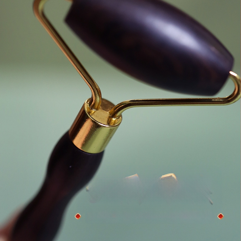 Puidust näomassaažirull – käsitsi näomassaaži tööriist, naha pingutamiseks; materjal: kõva puit; ilma elektrita