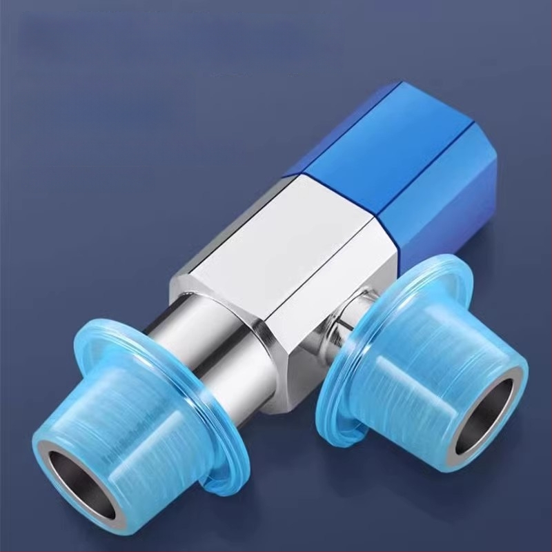 Plastikinis kampinis čiaupas su tarpikliu ir vandens įėjimo vamzdeliu — šiuolaikinio minimalistinio stiliaus