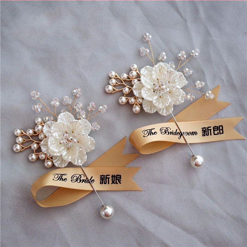 Korejas stilā meža tematikas kāzu boutonieres komplekts līgavai un līgavainim, kumu brošas, rokassprādzes kāzu dāvanām un māses rokas zieds (Stils: Korejas stils; Saturs: Kāzu boutonieres; Kum brošas; Rokassprādzes kāzu dāvanām; Māses rokas zieds)