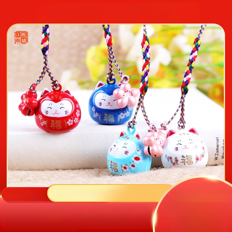 Metalo varpelio pakabukas su laimingos katės ir vyšnios žiedų motyvais