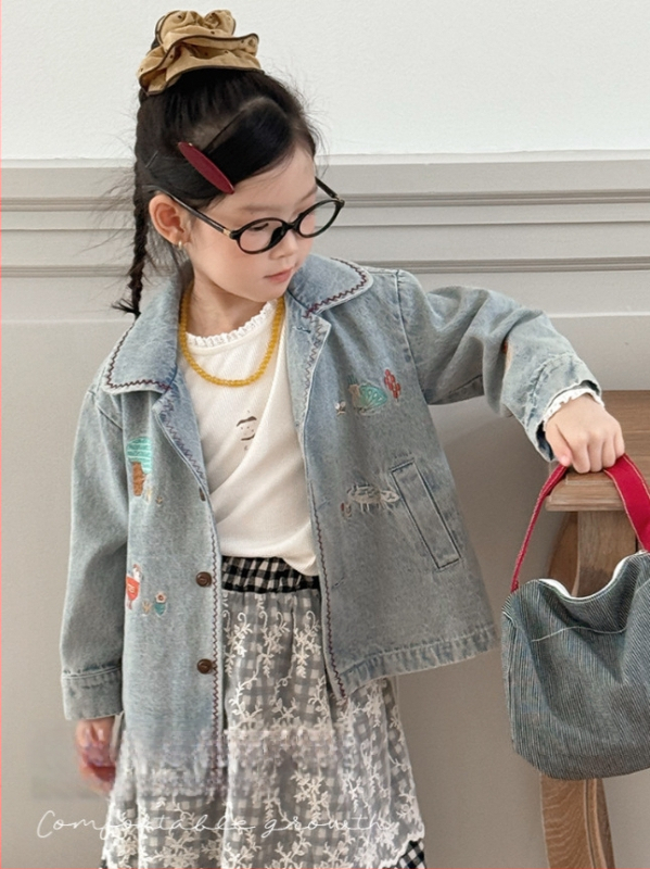 Džinsiniai marškiniai-jakaitė su siuvinėjimu, ruduo 2025, 64% medvilnė, vienu eiliu užsegimas