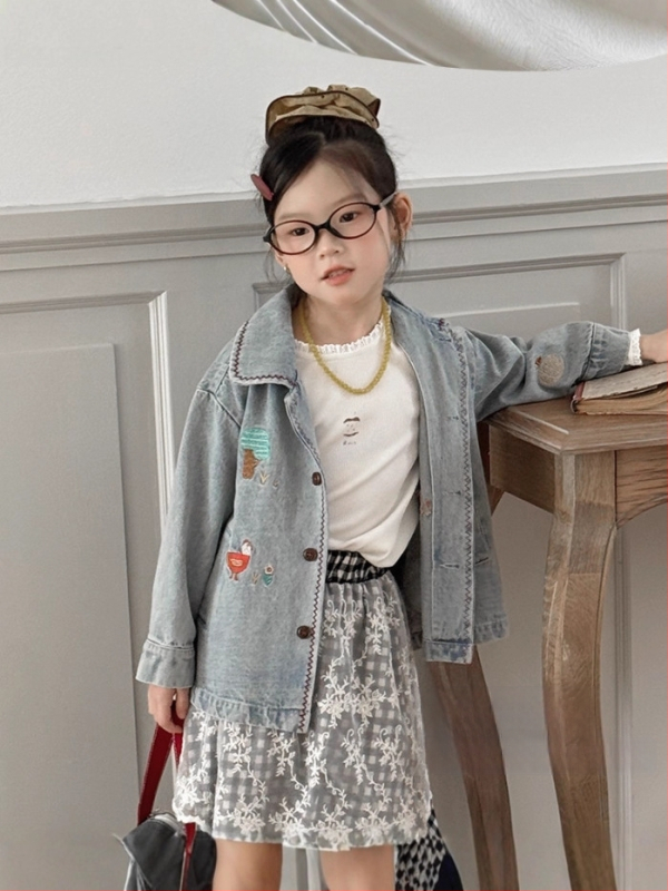 Džinsiniai marškiniai-jakaitė su siuvinėjimu, ruduo 2025, 64% medvilnė, vienu eiliu užsegimas