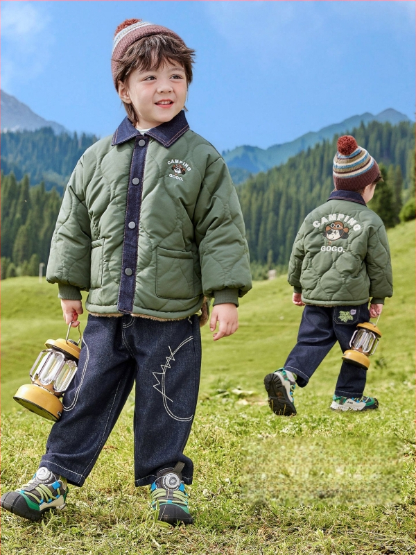 Poistele mõeldud paks polüester mantel džin-paneelidega, krae rever, kinnitamine varjatud nuppudega, talvine välisriietus lastele 3–8 aastat.