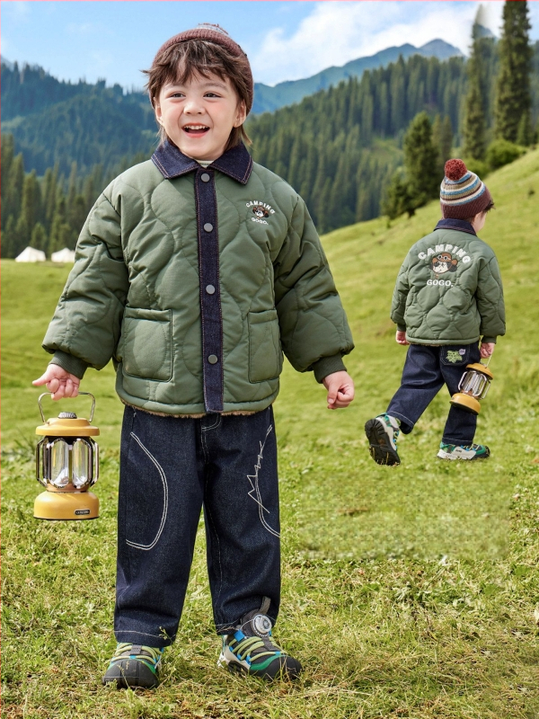 Poistele mõeldud paks polüester mantel džin-paneelidega, krae rever, kinnitamine varjatud nuppudega, talvine välisriietus lastele 3–8 aastat.