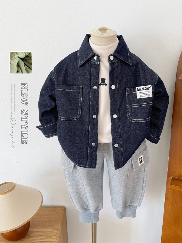 Vaikų šilto džinsinio marškinio-švarko, unisex, žiema 2025; audinys: 77.3% medvilnė, 12.9% poliesteris, 9.8% regeneruota celiuliozė; stora, vienos eilės užsegimas sagomis, be gobtuvo.