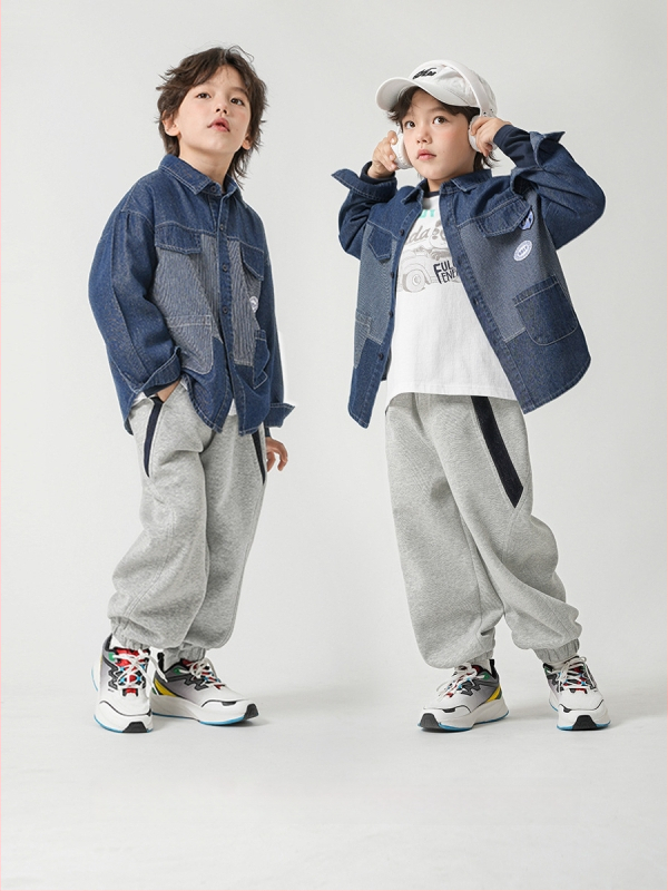 Berniukų džinsiniai marškiniai, medvilnės mišinio audinys, ilgomis rankovėmis, apykaklė su reveru, švelnus paviršius