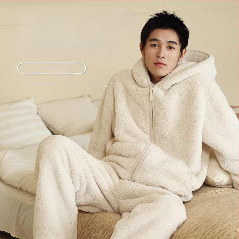 Meeste kapuutsiga pijamase komplekt paksust veluurist – kardiganistiil, V-kaelus, pikad varrukad, ekstra paks materjal 401–500 g/m², sobib talveks, kevadeks ja sügiseks, võib kanda ka väljas