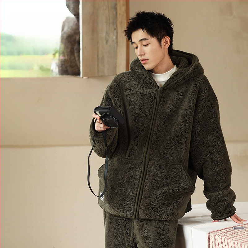 Meeste kapuutsiga pijamase komplekt paksust veluurist – kardiganistiil, V-kaelus, pikad varrukad, ekstra paks materjal 401–500 g/m², sobib talveks, kevadeks ja sügiseks, võib kanda ka väljas